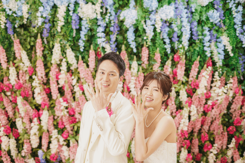 おふたりの雰囲気に合わせてポージングをお願いしています♪お持ち込みのアイテムとも撮影しますので、ぜひお持ち込みください＊