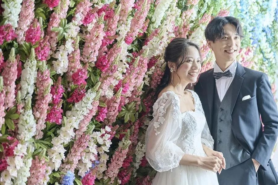 鮮やかな花々とのコントラスト