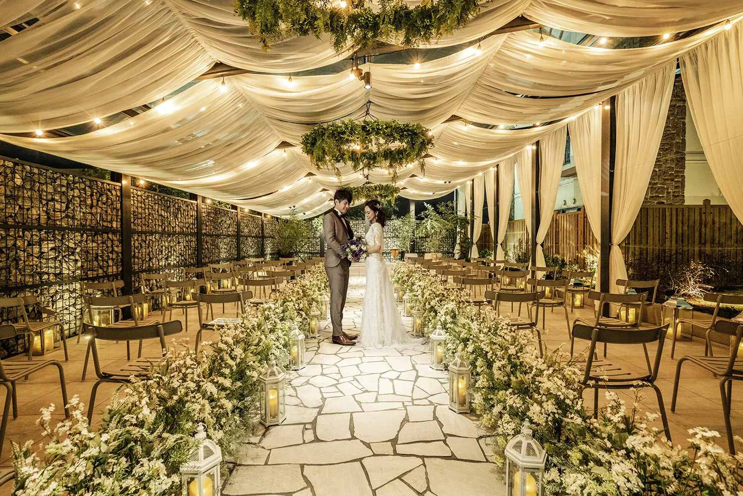 ナイトウエディング　人前式　新郎新婦　バージンロード　ガーデン挙式