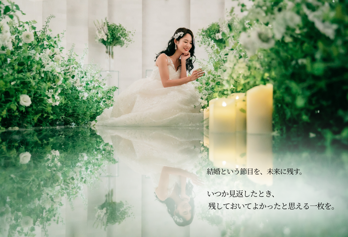 フォトウェディングのスタジオ撮影とチャペル撮影｜華やかな装飾に囲まれた花嫁