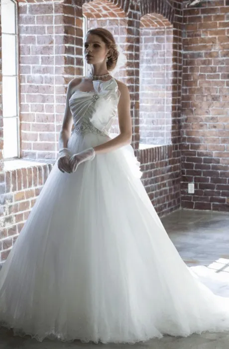 胸元にアクセントが効いたウェディングドレス