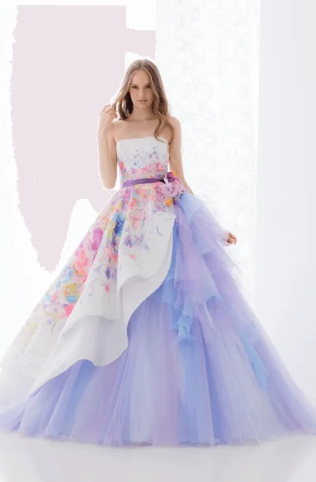 ケーキのようなかわいらしいカラードレス