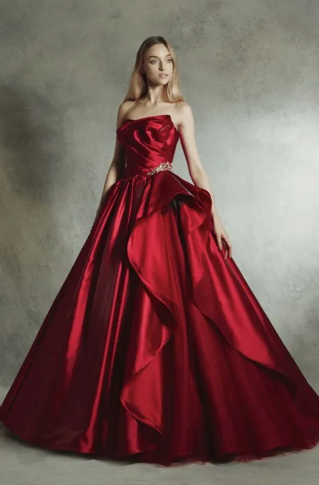 鮮やかなワインレッドのカラードレス