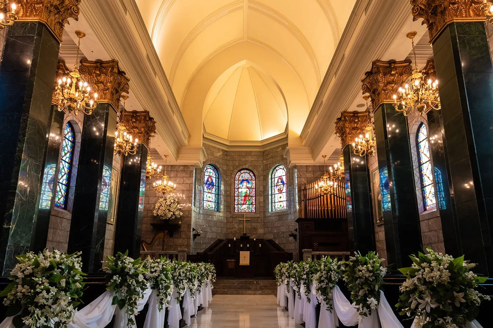 "ロイヤルチェスター長崎のステンドグラス輝くチャペル挙式
