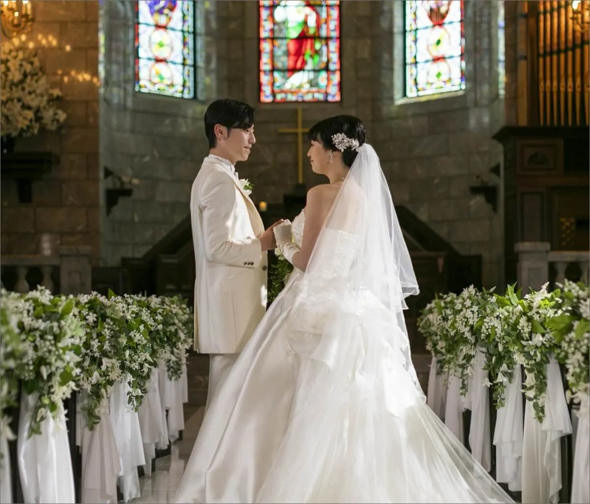 向かい合う新郎新婦