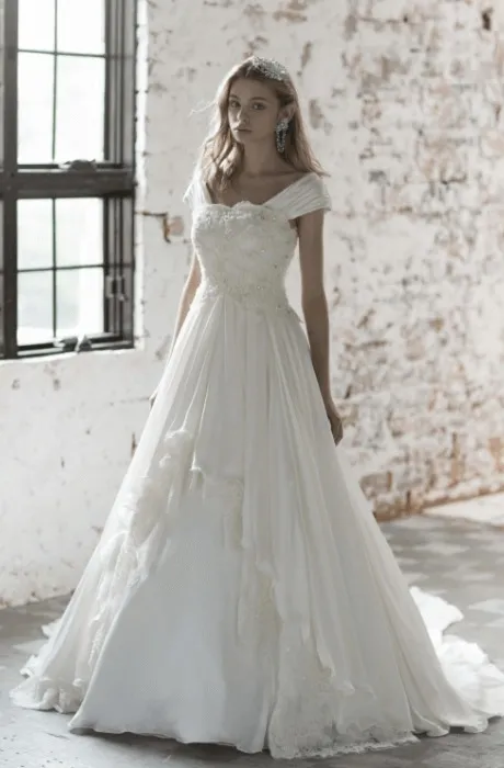 ティアラと相性のいいウェディングドレス