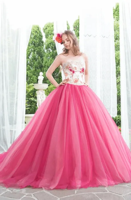 お花をモチーフにしたカラードレス