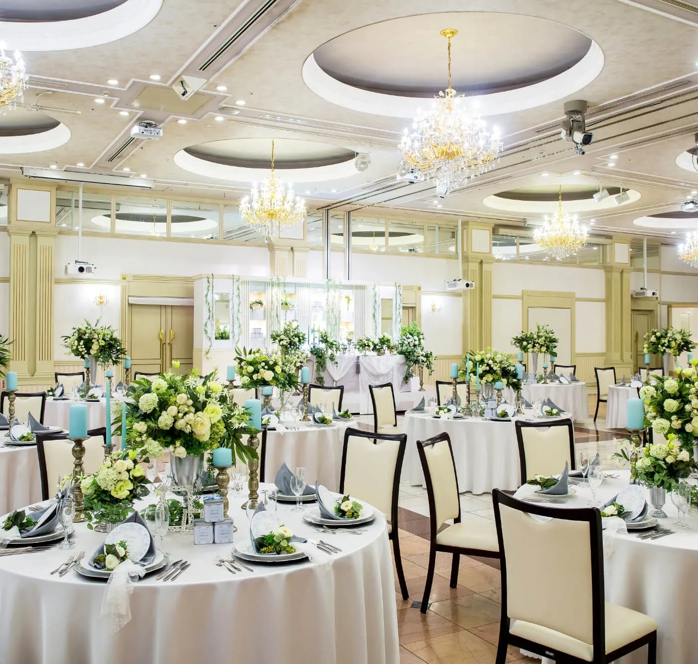 天井のシャンデリアが輝くバンケット
