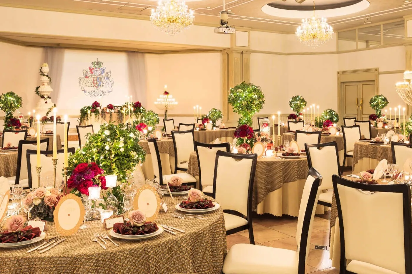 高砂とゲストテーブルの装飾がきれいなバンケット