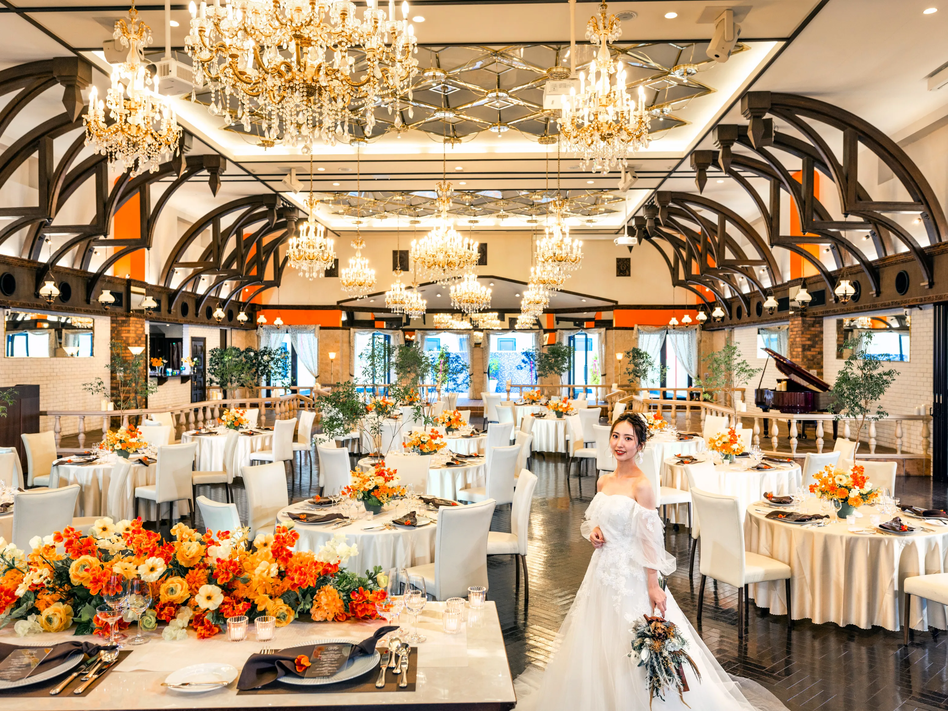 シャンデリアが輝くパーティー会場