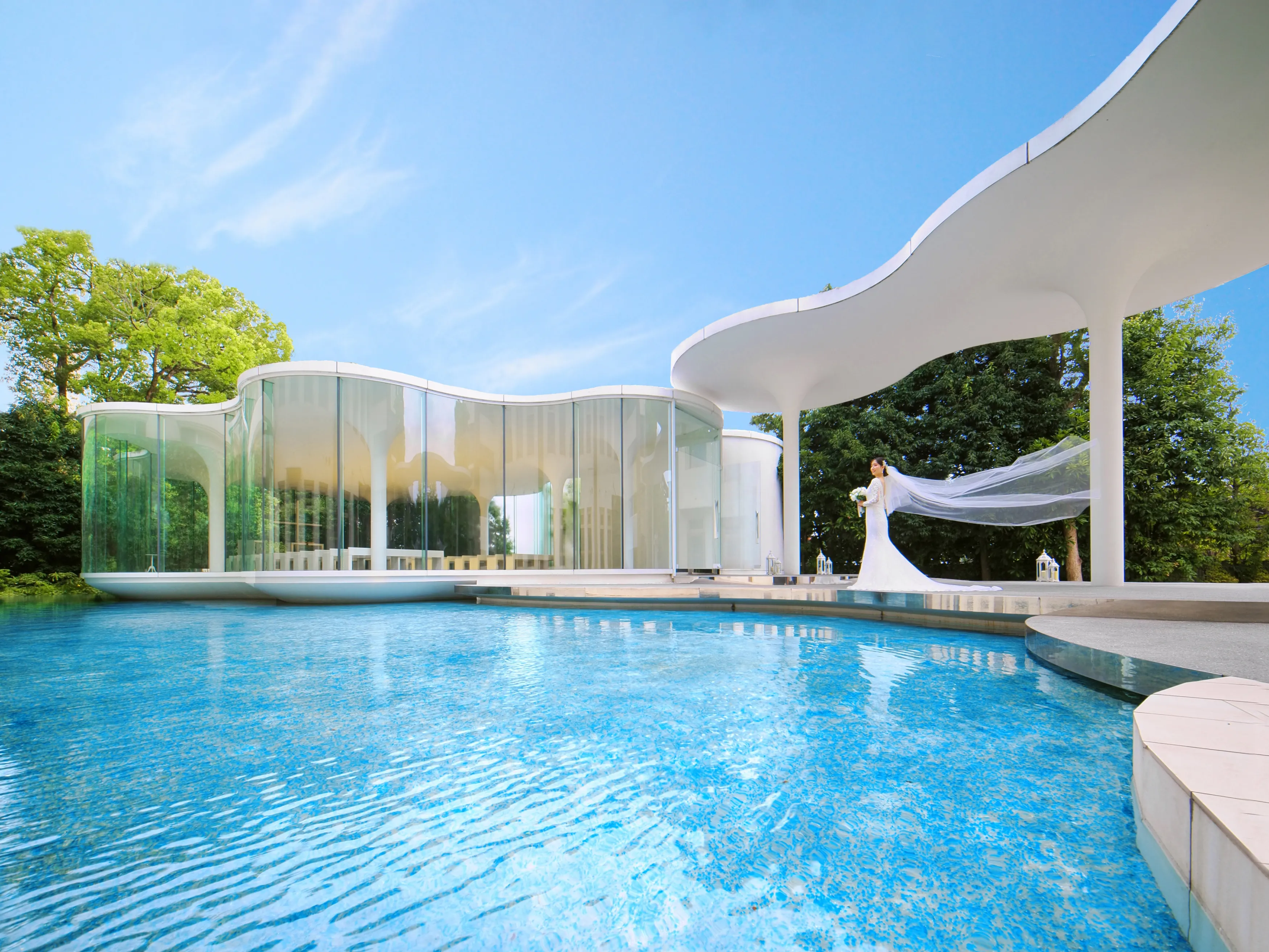 輝く水面に浮かぶ幻想的なチャペル