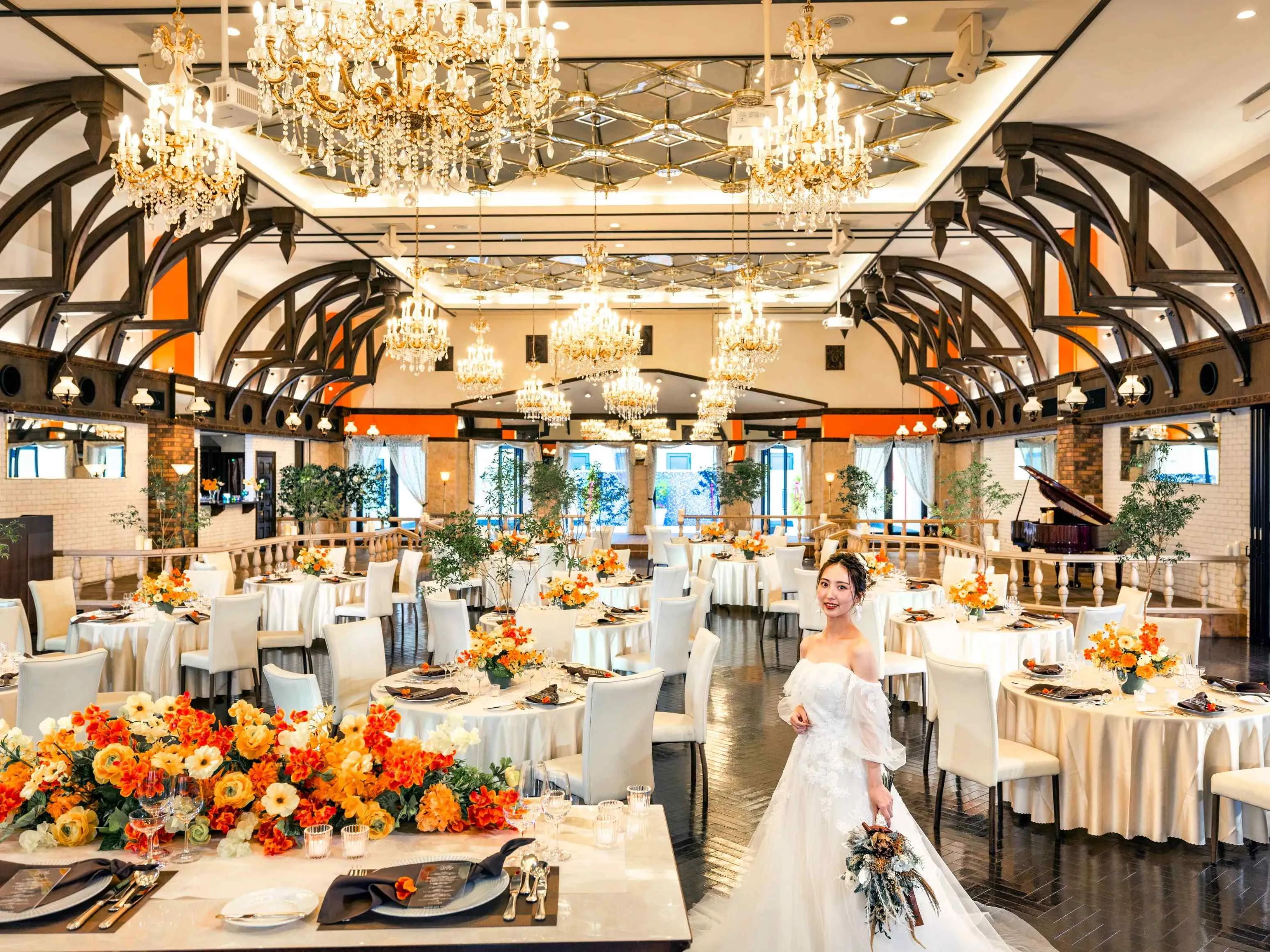 シャンデリアが輝くパーティー会場