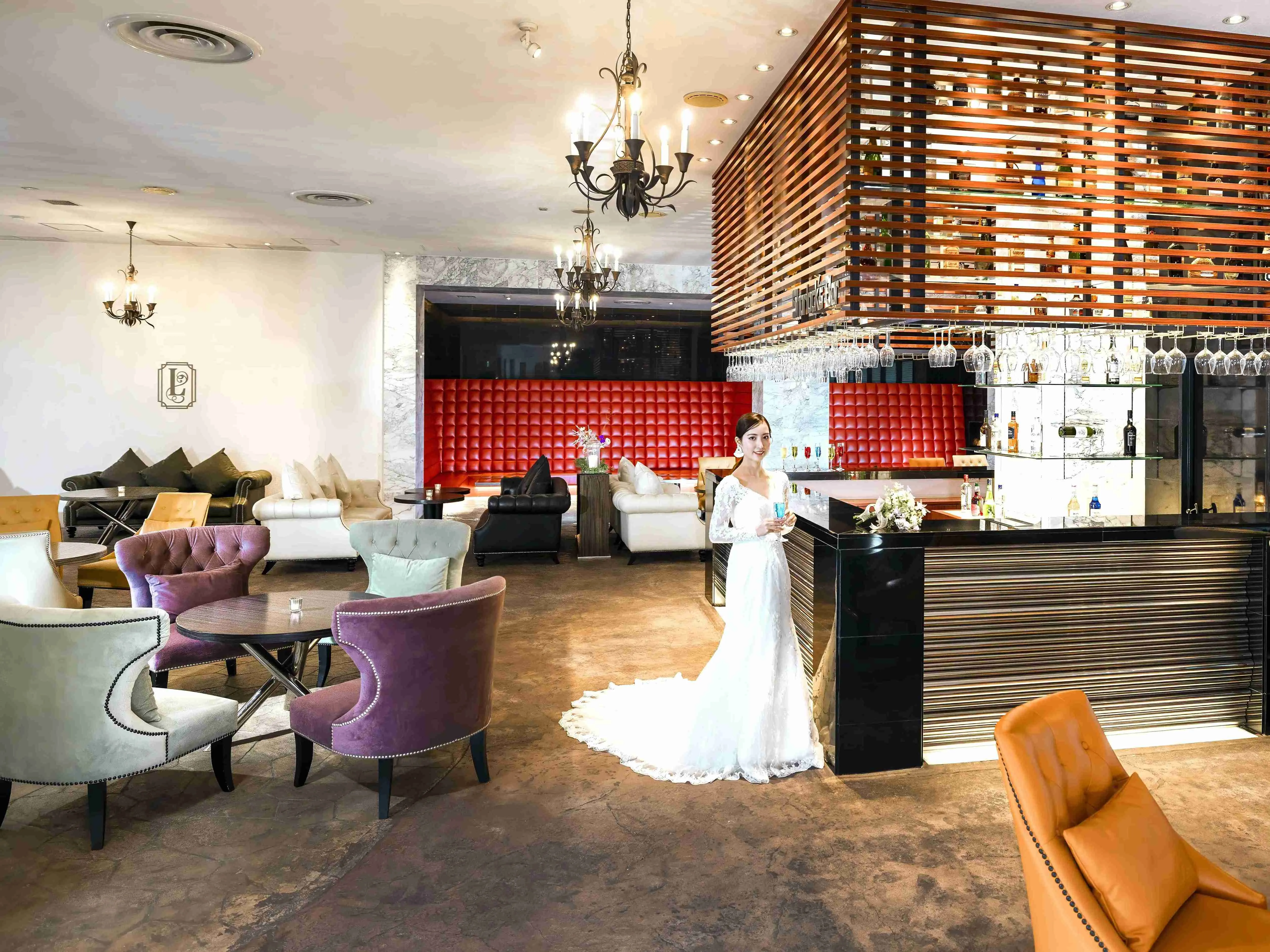 広い会場でグラスを持つ新婦