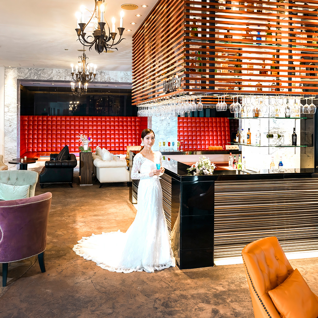 広い会場でグラスを持つ新婦